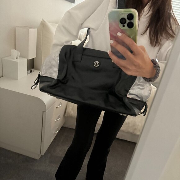 LULULEMON Women's Silver & Black Traveler Duffle/Overnight/Gym BAG - Picture 2 of 7